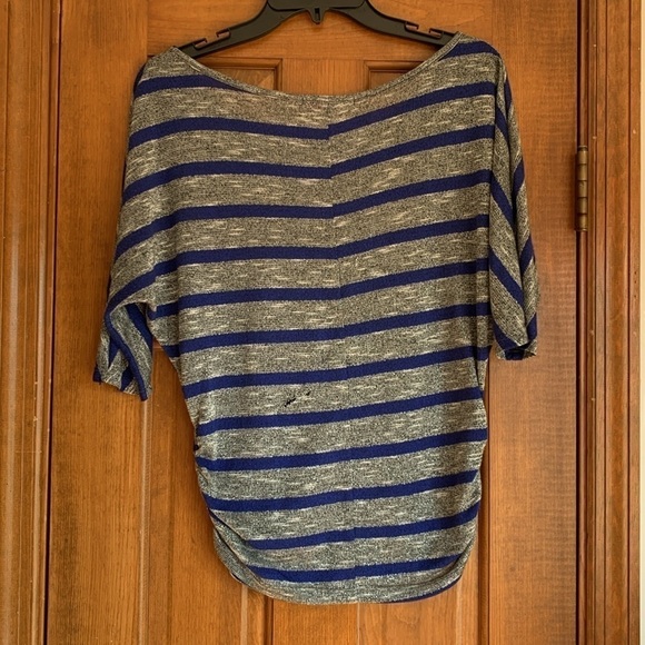 5/$20 BUNDLE 🎈 Lightweight silver and blue shapely knit blouse box 13 - Picture 4 of 8